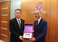 Prof. Fok Tai-fat presents a souvenir to President Meng Fan-hua of CNU